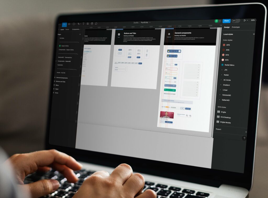 Un portatile con aperto in Figma il UI Kit di Medical Assistance*