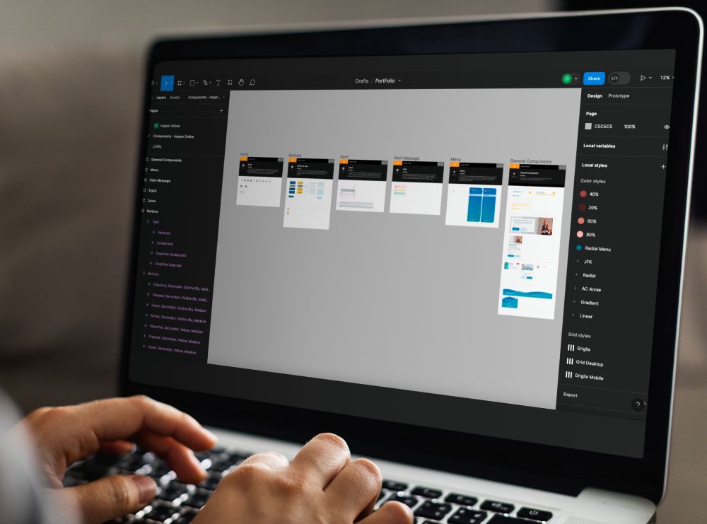 Un portatile con aperto in Figma il UI Kit di Imparo Online